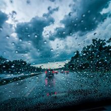 Autoescuela Monte vehículo en la lluvia